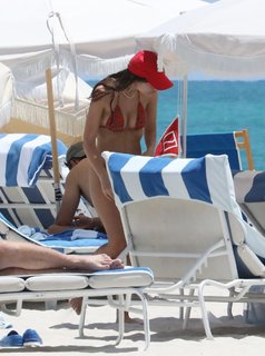 Emily Ratajkowski feet photo thumbnail