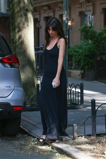 Emily Ratajkowski feet photo thumbnail