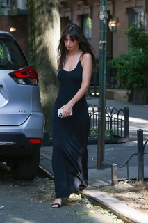 Emily Ratajkowski feet photo thumbnail