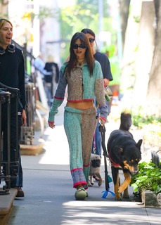 Emily Ratajkowski feet photo thumbnail