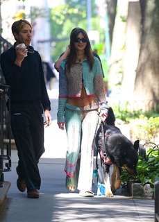 Emily Ratajkowski feet photo thumbnail