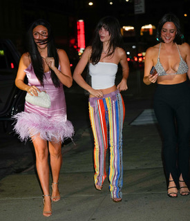 Emily Ratajkowski feet photo thumbnail