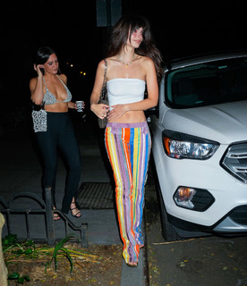 Emily Ratajkowski feet photo thumbnail