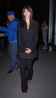Emily Ratajkowski feet photo thumbnail