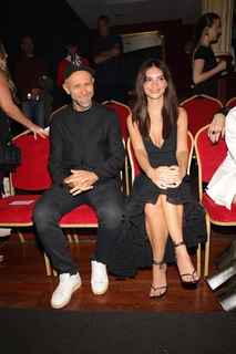 Emily Ratajkowski feet photo thumbnail