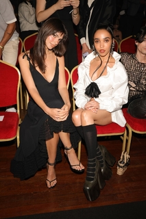 Emily Ratajkowski feet photo thumbnail