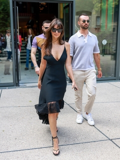 Emily Ratajkowski feet photo thumbnail