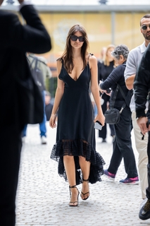 Emily Ratajkowski feet photo thumbnail