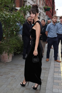 Emily Ratajkowski feet photo thumbnail