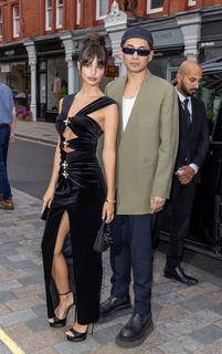 Emily Ratajkowski feet photo thumbnail