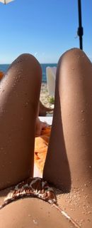 Emily Ratajkowski feet photo thumbnail