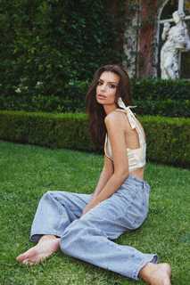 Emily Ratajkowski feet photo thumbnail