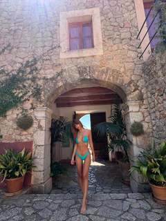 Emily Ratajkowski feet photo thumbnail