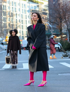 Emily Ratajkowski feet photo thumbnail