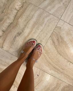 Emily Ratajkowski feet photo thumbnail