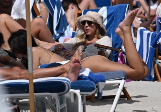 Emily Ratajkowski feet photo thumbnail