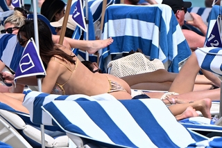 Emily Ratajkowski feet photo thumbnail