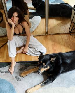 Emily Ratajkowski feet photo thumbnail