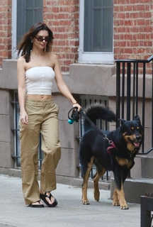 Emily Ratajkowski feet photo thumbnail