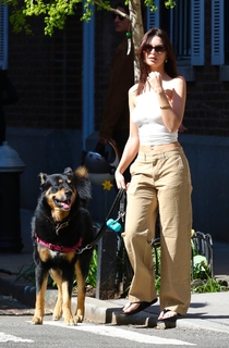Emily Ratajkowski feet photo thumbnail