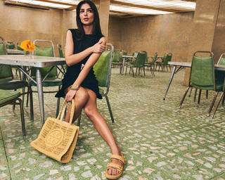 Emily Ratajkowski feet photo thumbnail