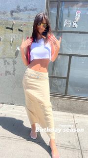 Emily Ratajkowski feet photo thumbnail