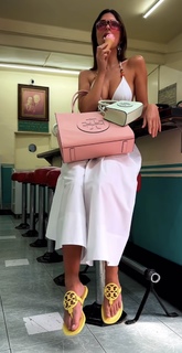 Emily Ratajkowski feet photo thumbnail