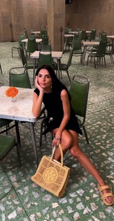 Emily Ratajkowski feet photo thumbnail