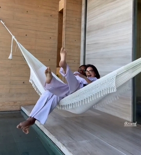 Emily Ratajkowski feet photo thumbnail