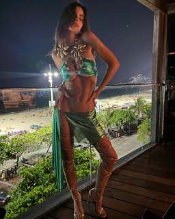 Emily Ratajkowski feet photo thumbnail