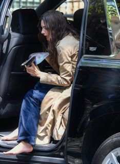 Emily Ratajkowski feet photo thumbnail