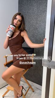 Emily Ratajkowski feet photo thumbnail
