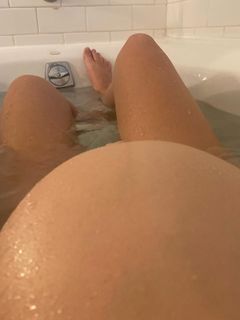 Emily Ratajkowski feet photo thumbnail