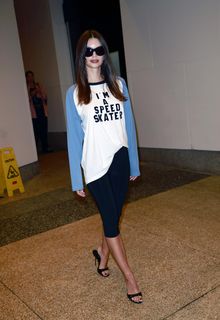 Emily Ratajkowski feet photo thumbnail