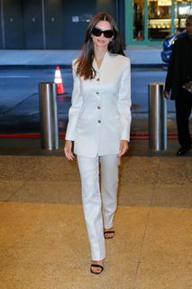 Emily Ratajkowski feet photo thumbnail