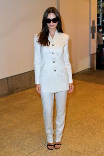 Emily Ratajkowski feet photo thumbnail