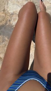 Emily Ratajkowski feet photo thumbnail