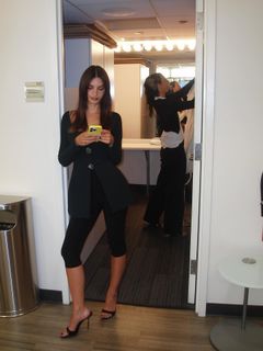 Emily Ratajkowski feet photo thumbnail