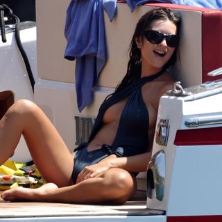 Emily Ratajkowski feet photo thumbnail