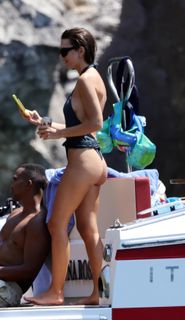 Emily Ratajkowski feet photo thumbnail