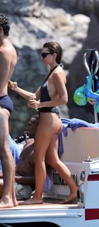 Emily Ratajkowski feet photo thumbnail