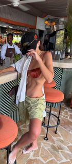 Emily Ratajkowski feet photo thumbnail