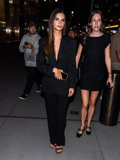 Emily Ratajkowski feet photo thumbnail