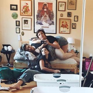 Emily Rudd feet photo thumbnail
