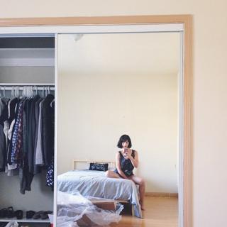 Emily Rudd feet photo thumbnail