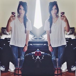 Emily Rudd feet photo thumbnail