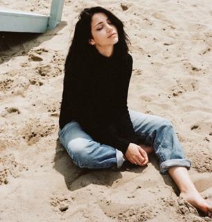Emily Rudd feet photo thumbnail