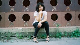 Emily Rudd feet photo thumbnail