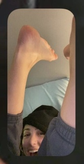 Emily Rudd feet photo thumbnail