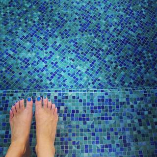 Emily Schuman feet photo 10